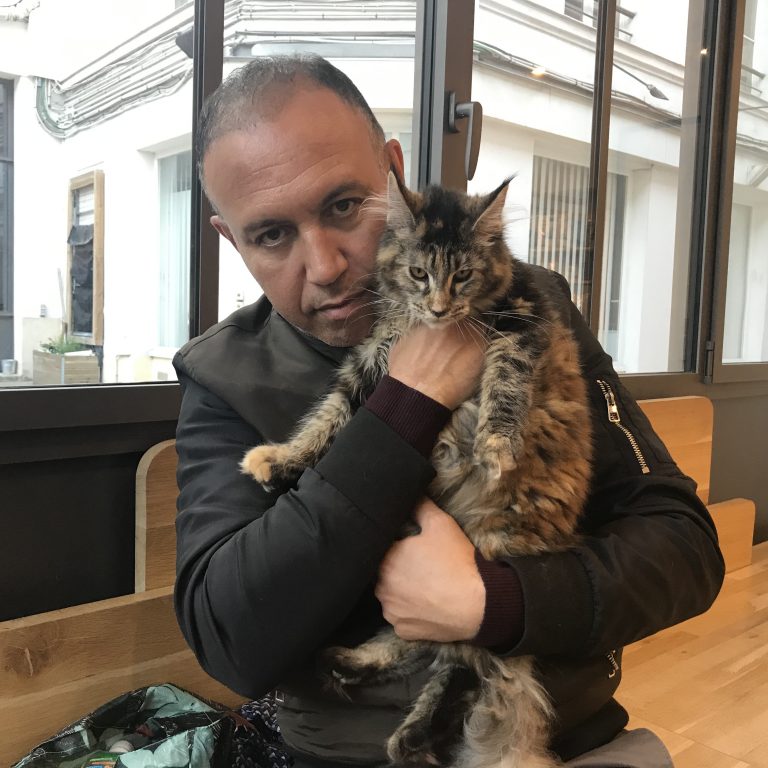 Éleveurs de Maine Coon à Paris avec leurs chats - proprietaire tenant sa chatte de race maine coon chez le veterinaire - VETINPARIS Paris 11 - Maycoonfolie's et Maine's Fairies Paris