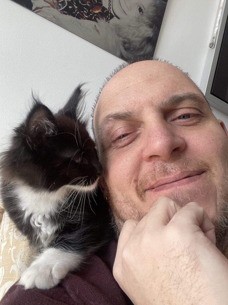 Christophe Parisse, éleveur de Maine Coon de la chatterie Maycoonfolie’s, avec un de ses chats